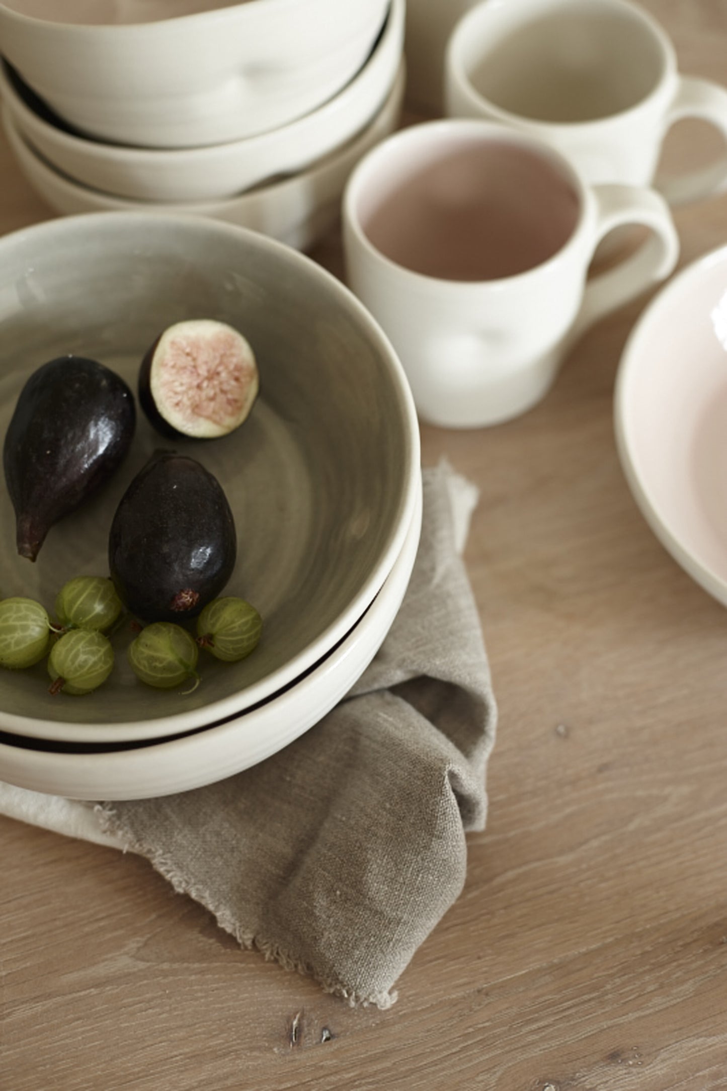 Pinch White Stoneware 16 Piece Dinnerware Set, Service For 4