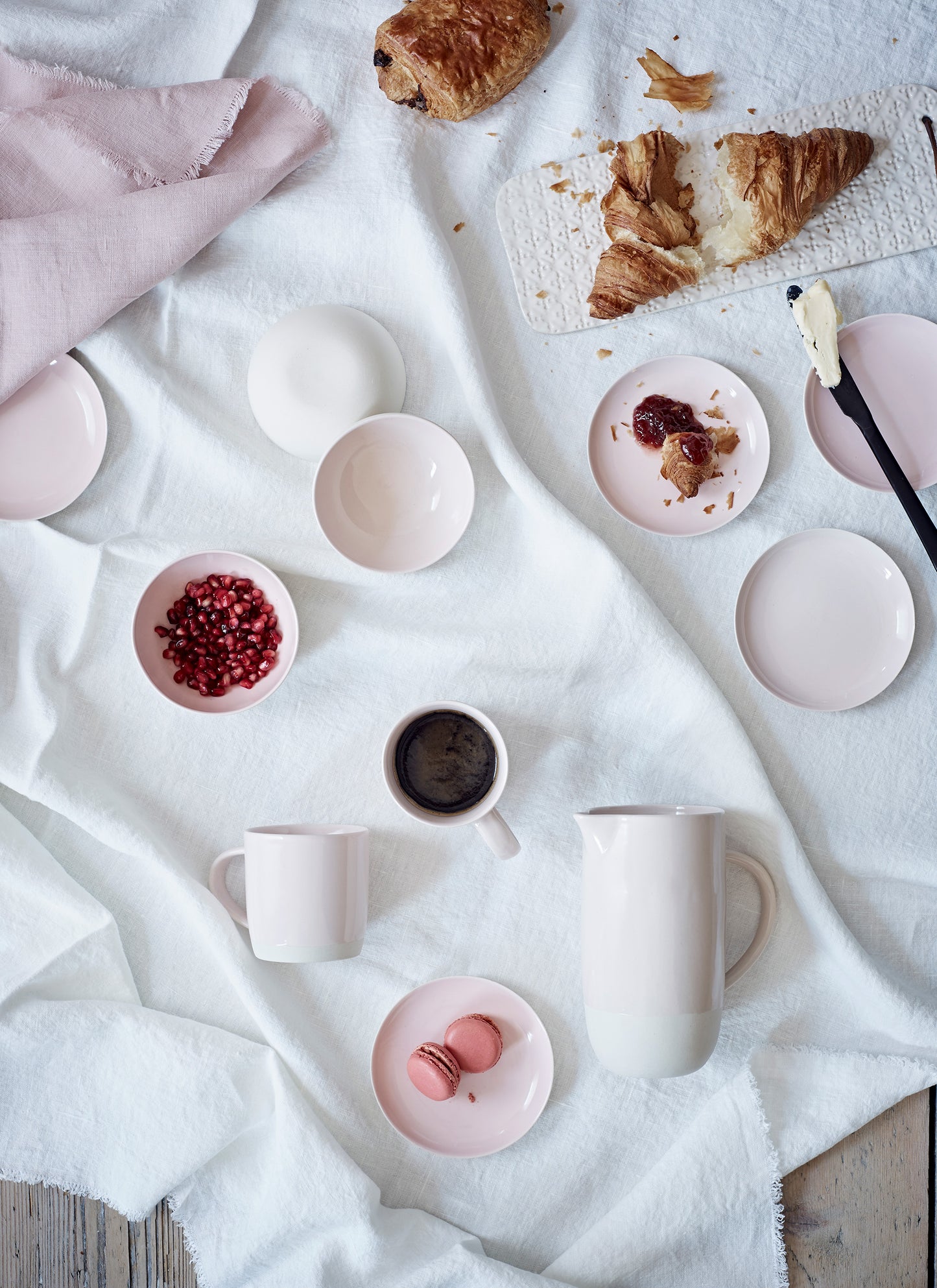 Shell Bisque Soft Pink Porcelain 16 Piece Dinnerware Set, Service For 4